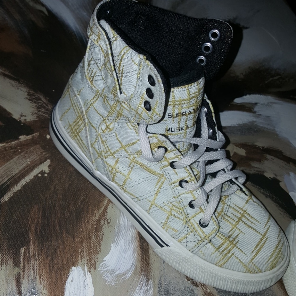 Supras - Picture 2 of 5